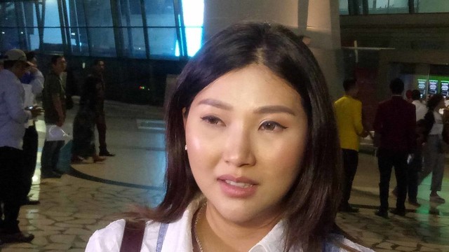 Sarwendah dan anaknya di Bandara Soekarno-Hatta