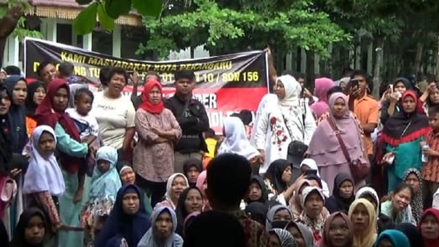 Para Wali Murid melakukan unjuk rasa menentang kebijakan Wali Kota Pekanbaru, Firdaus, menggusur bangunan SDN menjadi Pasar Higienis, Rabu, 10 Juli 2019. 