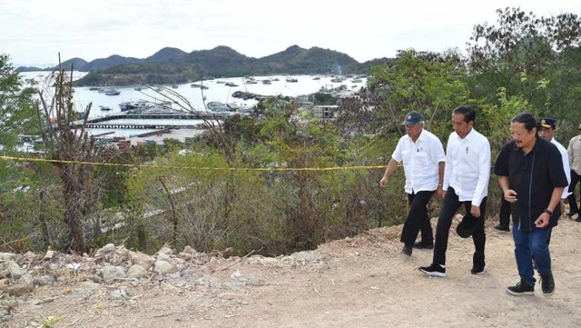 Presiden Joko Widodo bersama Menteri PUPR Basuki Hadimuljono saat meninjau Bukit Waringin dan Kawasan Terpadu Marina di Labuan Bajo, NTT. Foto: Dok. Rusman - Biro Pers Sekretariat Presiden