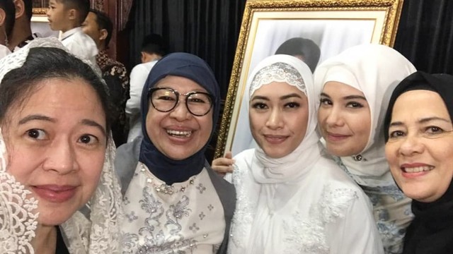Menko PMK Puan Maharani (kiri) saat menghadiri tahlilan 40 hari meninggalnya almarhumah Ani Yudhoyono di Cikeas. Foto: Instagram/ @puanmaharaniri Sudah Diverifikasi