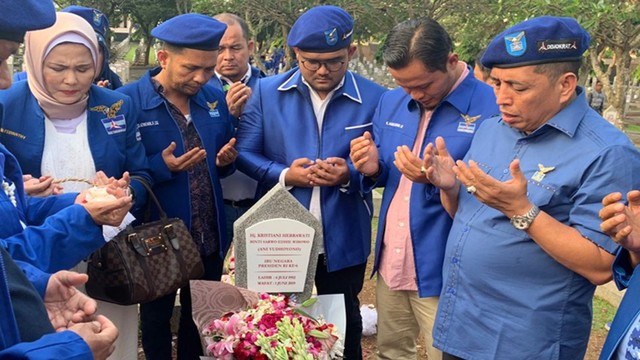 KETUA DPD Partai Demokrat Riau memimpin doa bersama DPC Demokrat di makam Ani Yudhoyono, Rabu, 10 Juli 2019, di TMP Kalibata. 
