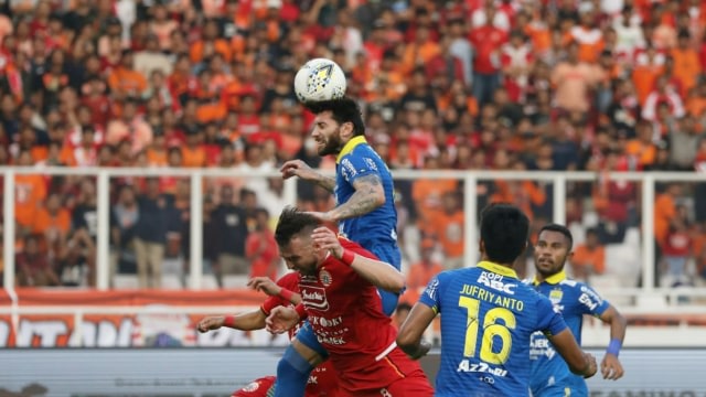 Pemain Persib Bandung Bojan Malisic (kanan) berebut bola dengan pemain Persija Jakarta Marco Simic pada laga pertandingan Liga 1 2019, di Stadion Gelora Bung Karno, Jakarta. Foto: Nugroho Sejati/kumparan