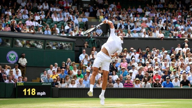 Novak Djokovic saat berhadapan dengan David Goffin di perempat final Wimbledon. Foto: Reuters/Toby Melville
