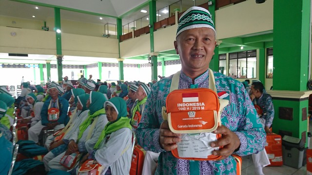 Zaidhun (50), petani asal Desa Mbulu, Kabupaten Temanggung, siap berangkat menjalanlan ibadah haji. (Agung Santoso)