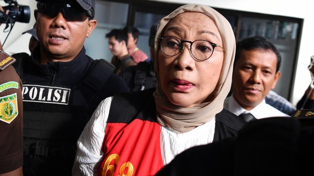 Terdakwa kasus dugaan penyebaran berita bohong atau hoaks penganiayaan Ratna Sarumpaet (tengah) tiba untuk menjalani sidang putusan di Pengadilan Negeri Jakarta Selatan, Kamis (11/7). Foto: ANTARA FOTO/Sigid Kurniawan