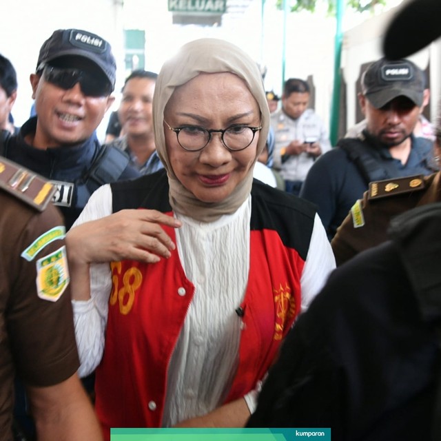 Terdakwa kasus dugaan penyebaran berita bohong atau hoaks penganiayaan Ratna Sarumpaet (tengah) tiba untuk menjalani sidang putusan di Pengadilan Negeri Jakarta Selatan, Kamis (11/7). Foto: ANTARA FOTO/Sigid Kurniawan