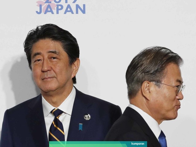 PM Jepang Shinzo Abe dan Presiden Korea Selatan Moon Jae-in (kanan). Foto: AFP