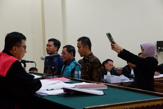 Kadis PUPR Mesuji (kanan), Wakil Bupati Mesuji (tengah), dan Ketua DPRD Mesuji saat disumpah sebagai saksi di Pengadilan Tipikor Tanjungkarang, Kamis (11/7) | Foto : Obbie Fernando/Lampung Geh