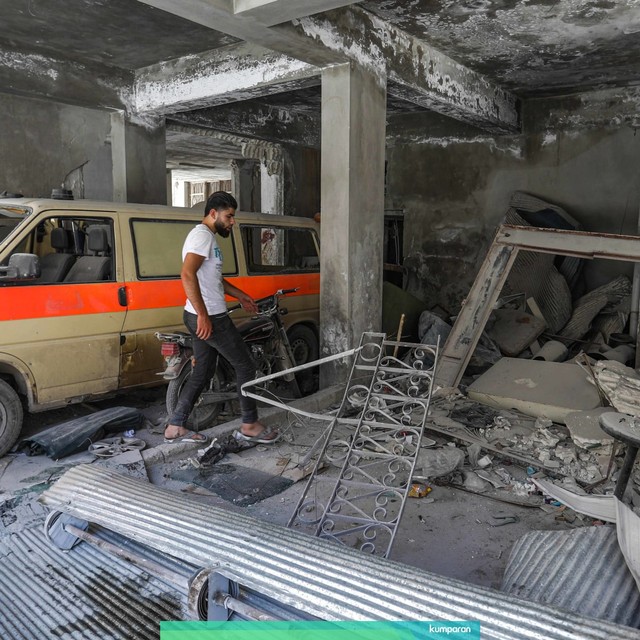 Kondisi di dalam garasi rumah sakit yang rusak setelah serangan udara di Jisr al-Shughur di Idlib. Foto: AFP/Omar HAJ KADOUR