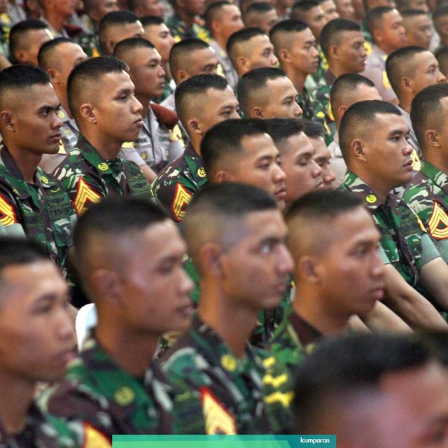 Sejumlah Calon Perwira Remaja (Capaja) TNI dan Polri menghadiri pembekalan yang diberikan oleh Danjen Akademi TNI Laksdya TNI Aan Kurnia di Mabes TNI Cilangkap, Jakarta Timur, Kamis (11/7). Foto: ANTARA FOTO/Yulius Satria Wijaya