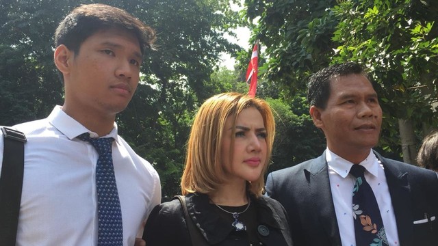 Kumalasari tiba di Polda Metro Jaya bersama tim pengacara.