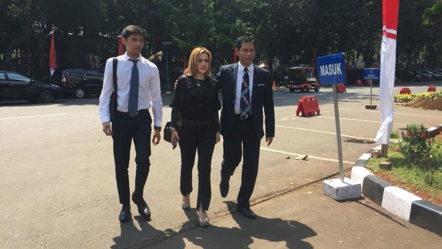 Kumalasari tiba di Polda Metro Jaya bersama tim pengacara.