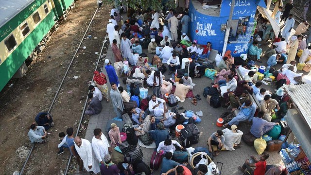 Warga Pakistan menunggu kereta
