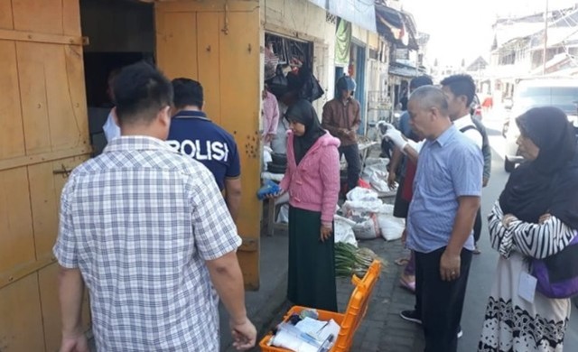 Polisi saat melakukan olah TKP pada kasus pencurian di Toko Emas Subur, Langowan Timur, Kabupaten Minahasa, Sulawesi Utara pada tanggal 28 Mei 2019.