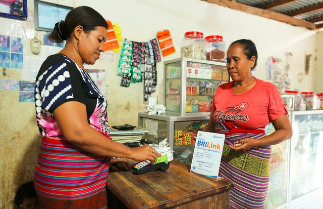 Salah satu agen BRILink sedang melayani konsumen. Agen BRILink kini telah ada di lebih dari 46 ribu desa di seluruh Indonesia, termasuk di wilayah-wilayah perbatasan. Foto: Dok. BRI