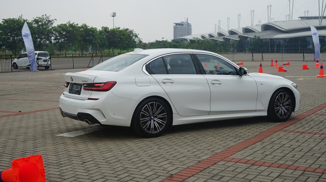 Menjajal Fitur Reversing Assistant di BMW Seri 3 G20