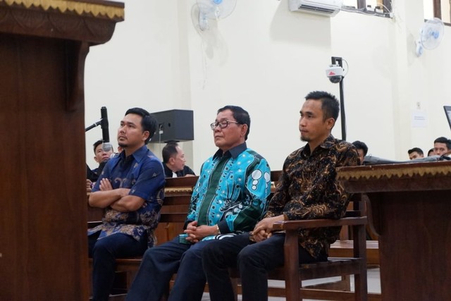 Kadis PUPR Mesuji, Najmul Fikri (kanan), saat menjadi saksi di Pengadilan Tipikor Tanjungkarang, Kamis (11/7) | Foto : Obbie Fernando/Lampung Geh