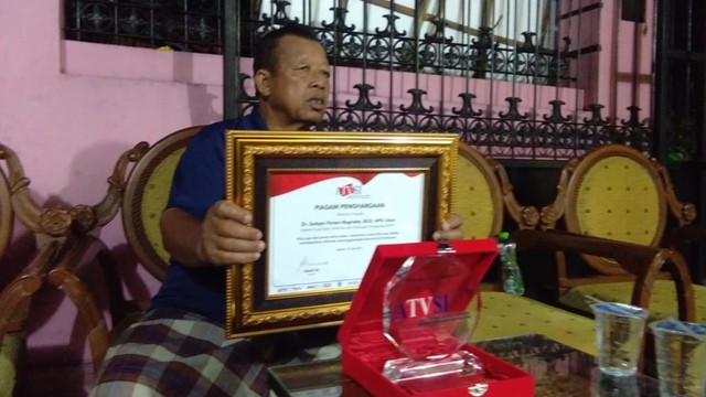 Soeharsono, ayah dari Sutopo, saat menerima penghargaan dari Asosiasi Televisi Swasta Indonesia (ATVSI). (Tara Wahyu N.V.)