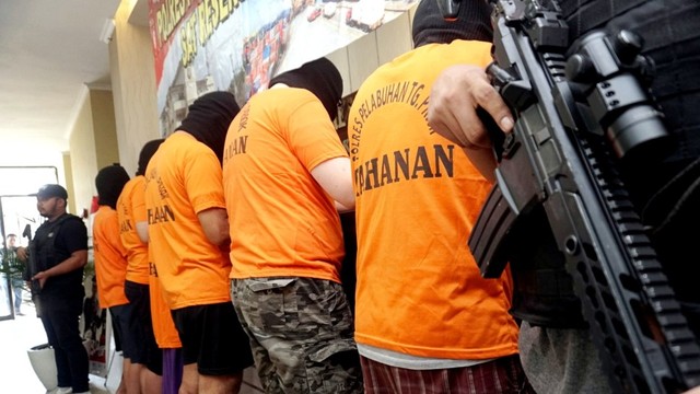 Konferensi pers Polres Pelabuhan Tanjung Priok, peredaran mata uang asing diduga palsu
