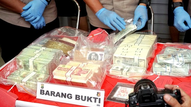 Konferensi pers Polres Pelabuhan Tanjung Priok, peredaran mata uang asing diduga palsu