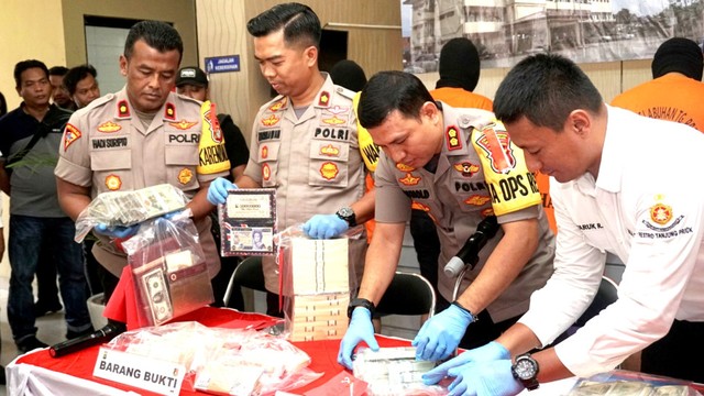 Konferensi pers Polres Pelabuhan Tanjung Priok, peredaran mata uang asing diduga palsu