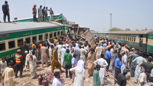 Warga dan petugas evakuasi korban kereta penumpang dan kereta barang yang bertabrakan di Sadiqabad, Pakistan. Foto: REUTERS / STR