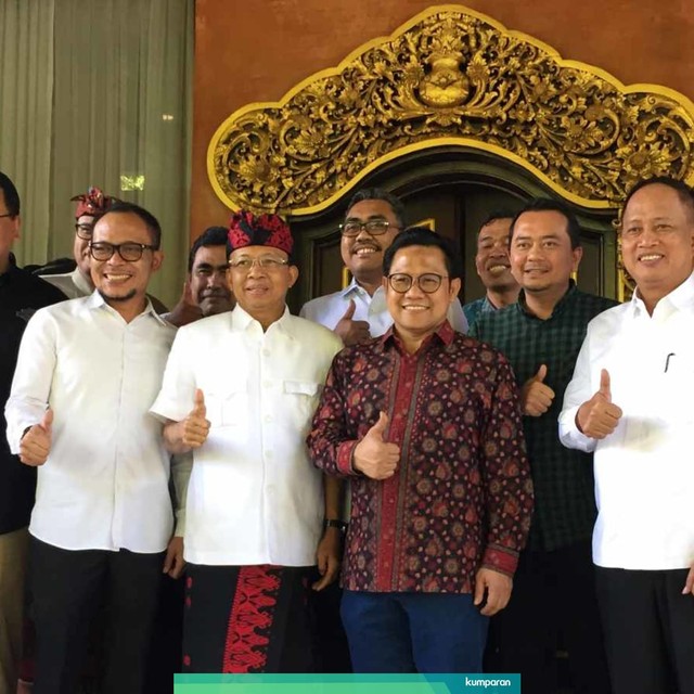 Gubernur Bali, I Wayan Koster (keempat kiri) dan Ketua Umum PKB Muhaimin Iskandar alias Cak Imin, di rumah jabatan Gubernur Bali. Foto: Denita Br Matondang/kumparan.