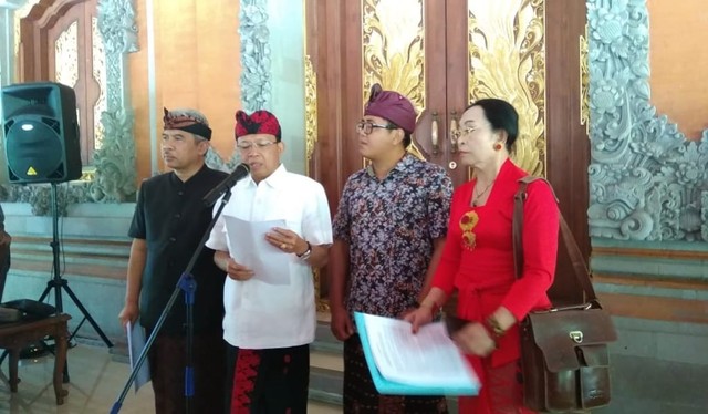 Gubernur Bali Wayan Koster saat membacakan rilis penolakan MA atas uji materi Pergub larangan plastik, Kamis (11/7) - kanalbali/KR13