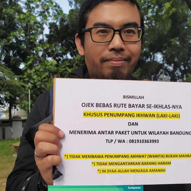 Herry Prihamdani, pria asal Bandung yang buka jasa ojek khusus pria tanpa mematok tarif. Foto: Rachmadi Rasyad/kumparan