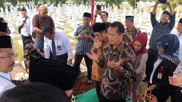 Pemakaman Mantan Hakim MK AHmad Syariffudin Natabaya di TMP Kalibata