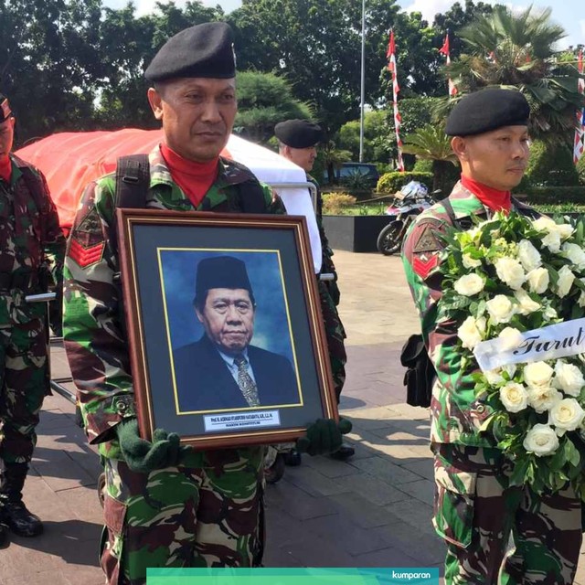 Pemakaman Mantan Hakim MK AHmad Syariffudin Natabaya di TMP Kalibata