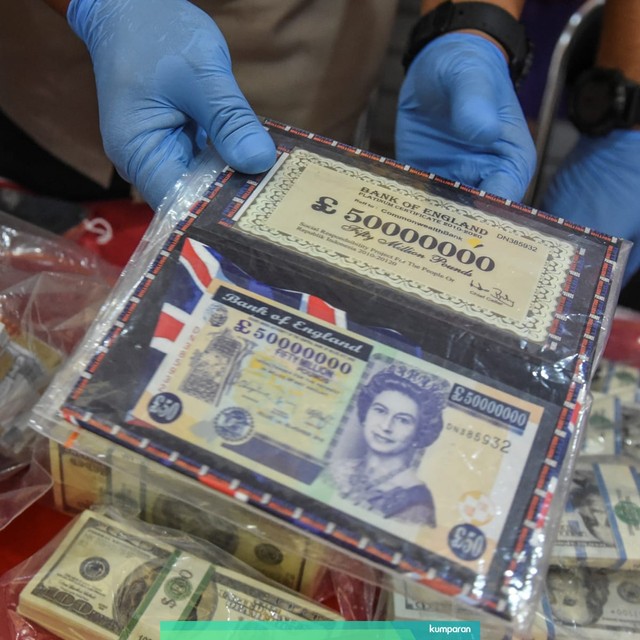 Petugas menunjukan mata uang Pound sterling palsu saat rilis kasus pemalsuan mata uang asing di Polres Pelabuhan Tanjung Priok, Jakarta, Kamis (11/7) Foto: ANTARA FOTO/Muhammad Adimaja