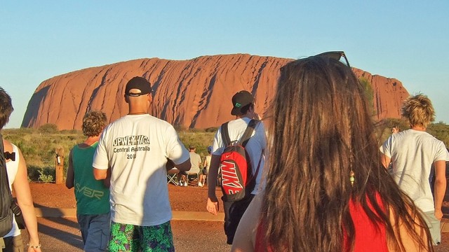 Turis mengunjungi Uluru-Kata Tjuta National Park