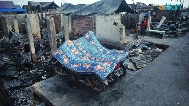 Harta benda yang tersisa milik warga yang merupakan korban kebakaran di Lorong Santai Kelurahan Ogan Baru Kertapati Palembang, Kamis (11/7) Foto:abp/Urban Id
