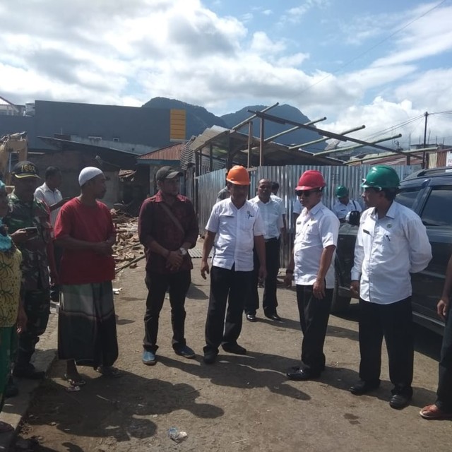 Perwakilan Pemkab Ende bertemu pihak ahli waris di lokasi Pasar Mbongawani Ende yang mulai dikerjakan oleh kontraktor pelaksana pada Rabu (10/7). Foto oleh: Djolan Rinda, florespedia/kumparan.com