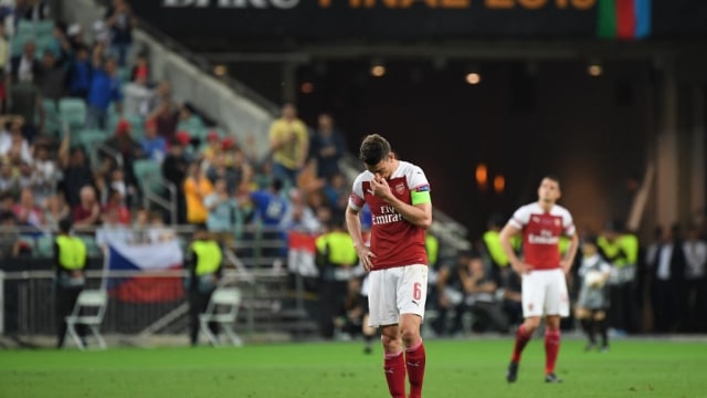 Koscielny tertunduk setelah Arsenal kalah dari Chelsea di final Liga Europa 2018/2019. Foto: OZAN KOSE / AFP