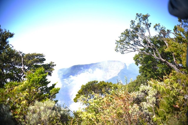 Puncak Gunung Gede terlihat dari Puncak Gunung Pangrango. Foto: kumparan