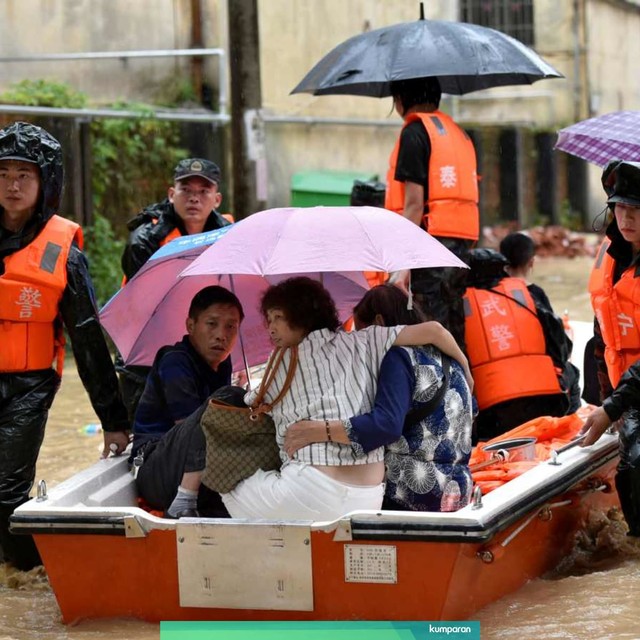 Petugas mengevakuasi korban banjir di Sanming, Fujian, China. Foto: Reuters