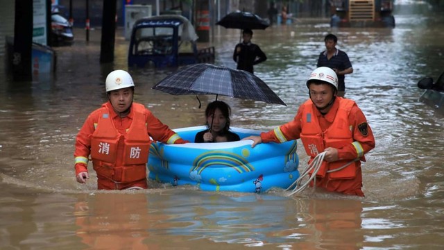 77.000 Warga China Dievakuasi karena Hujan Deras dan Banjir (115443)
