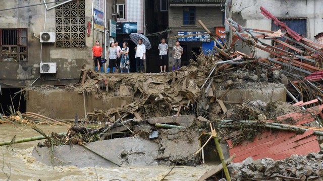 77.000 Warga China Dievakuasi karena Hujan Deras dan Banjir (115442)