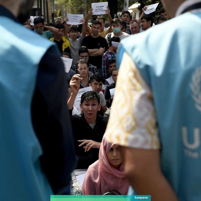 Perwakilan dari petugas dari kantor Badan Komisi Tinggi PBB untuk pengungsi (UNHCR) menemui pencari suaka sebelum dipindahkan dari trotoar kawasan Kebon Sirih, Jakarta, Kamis (11/7/2019). Foto: ANTARA FOTO/M Risyal Hidayat