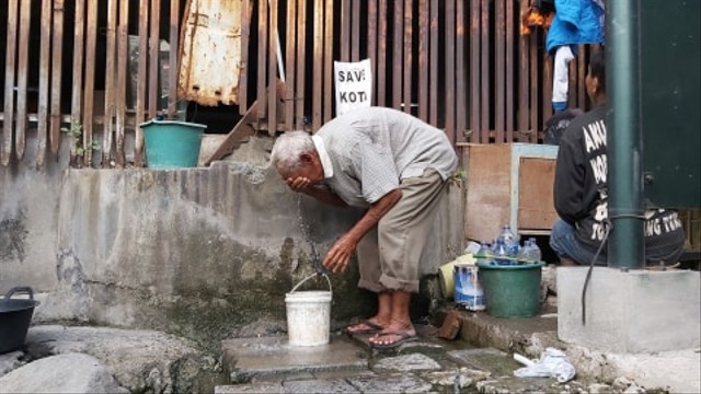 Warga mengambil air dari sumur peninggalan Belamda di Kota Lama Semarang. Foto: Afiati Tsalitsati/kumparan