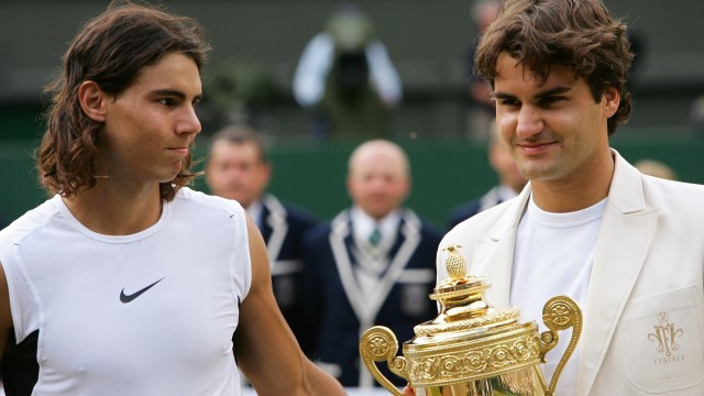 Nadal, Federer, dan trofi Wimbledon 2006. Foto: CARL DE SOUZA / AFP