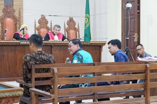 Ketua DPRD Mesuji, Fuad Amrullah (batik biru), saat ditanya Jaksa KPK soal ploting proyek untuk dirinya, Kamis (11/7) | Foto : Obbie Fernando/Lampung Geh