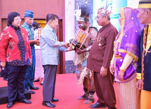 Saat Lukas Awiman Barayap, asal Kabupaten Manokwari, Papua Barat terima penghargaan Kalpataru 2019 dari Wapres RI Jusuf Kalla di Jakarta-Foto dok Pemkab Manokwari.jpg
