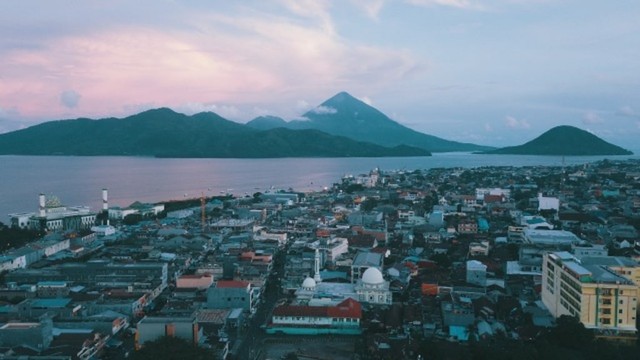Kota Ternate dengan latar Pulau Tidore. (Foto: Layang Sutanto/cermat)