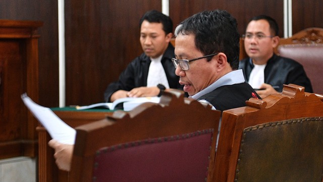 Terdakwa kasus dugaan penghilangan barang bukti pengaturan skor, Joko Driyono (tengah) menjalani sidang lanjutan di Pengadilan Negeri Jakarta Selatan, Jakarta, Kamis (11/7). Foto: ANTARA FOTO/Sigid Kurniawan