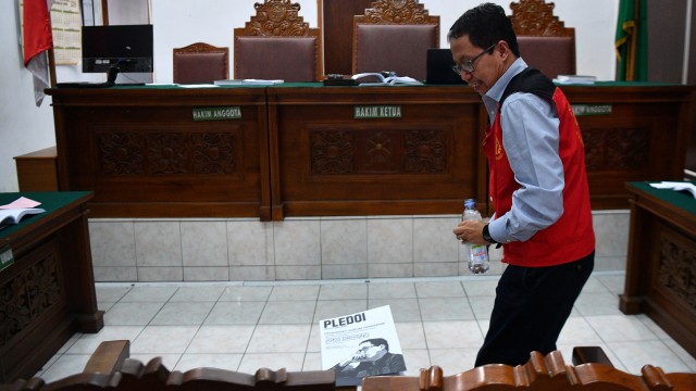 Terdakwa kasus dugaan penghilangan barang bukti pengaturan skor, Joko Driyono (tengah) menjalani sidang lanjutan di Pengadilan Negeri Jakarta Selatan, Jakarta, Kamis (11/7). Foto: ANTARA FOTO/Sigid Kurniawan