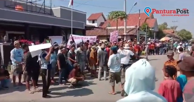 Warga Bulusari, Kecamatan Bulakamba, Brebes menggelar demo di depan Balai Desa setempat, Kamis (11/7).