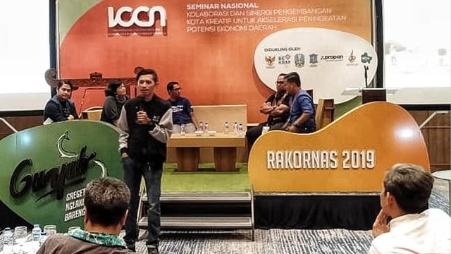 Zandry Aldrin Kordinator Jaringan Komunitas Ternate saat mempresentasikan tentang kegiatan komunitas di Ternate pada Rakornas ICCN 2019 di Surabaya. Foto Istimewa